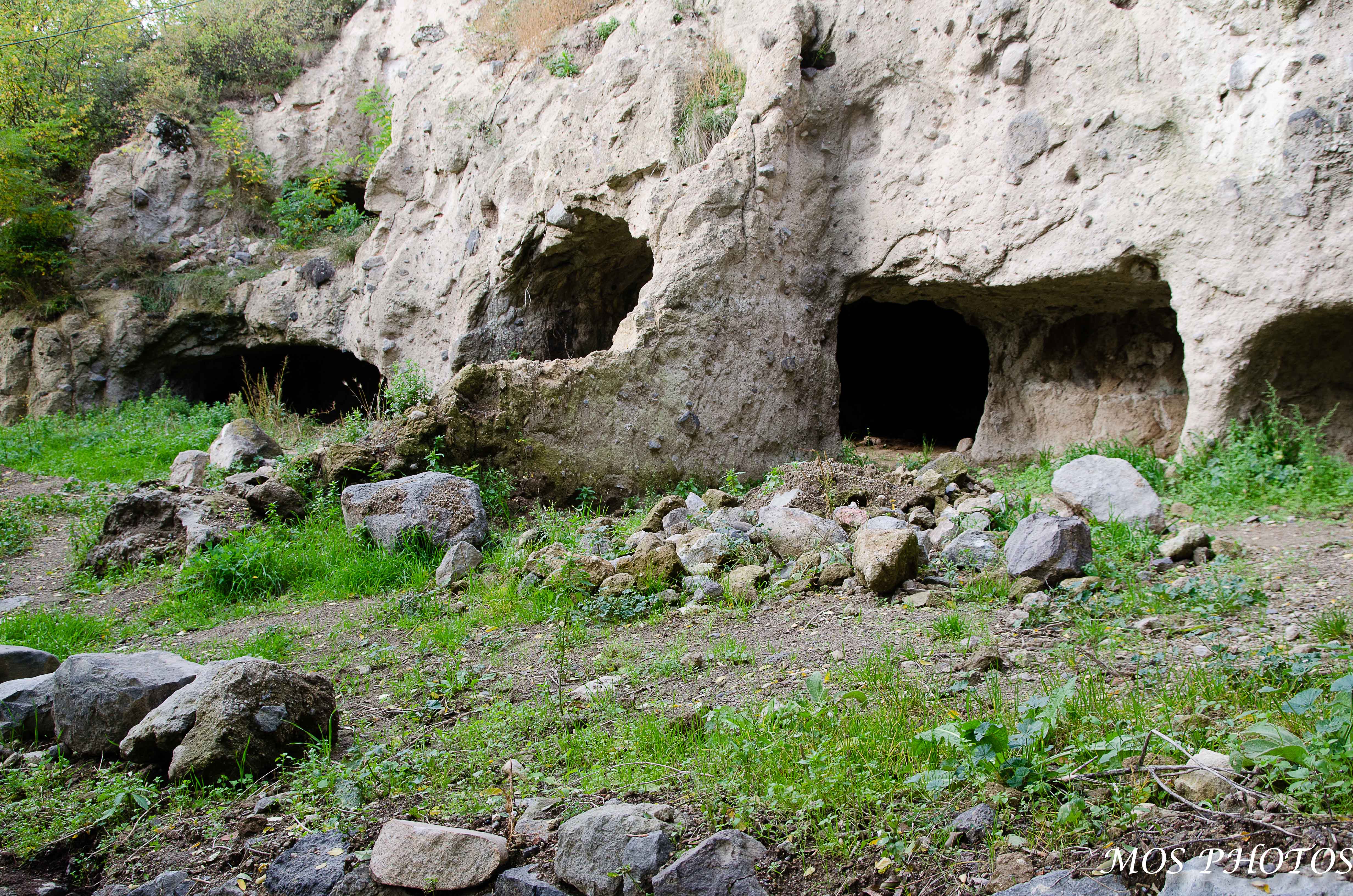 De Chadeleuf au plateau de Pardines et aux grottes de Perrier